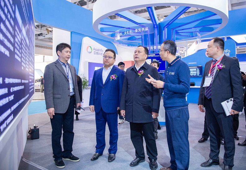 湖南省人大常委会副主任周农，工信部、交通部及湖南省、长沙市与会领导，以及当地交通行业代表和媒体等都莅临PP电子科技展区参观交流。